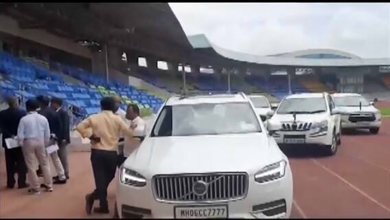 Pune : Balewadi क्रीडा संकुलच्या Synthetic trackवर मंत्र्यांच्या गाड्या पार्क; क्रीडाप्रेमींचा संताप