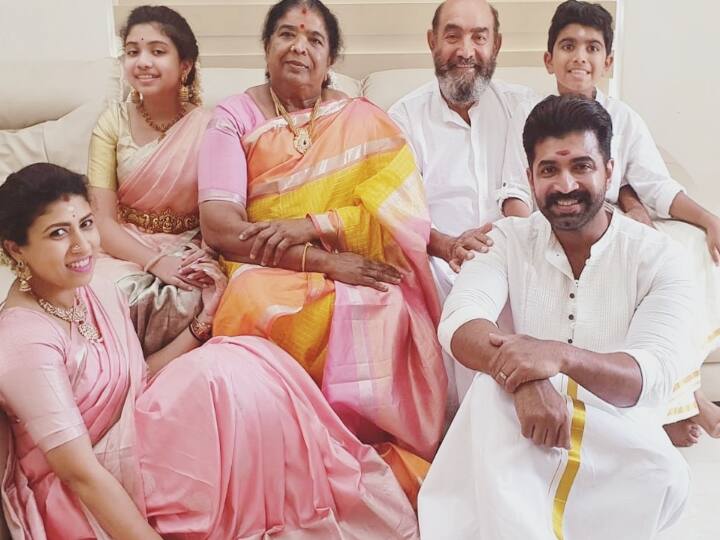 திரைப்பட தயாரிப்பாளர் டாக்டர் என்.எஸ். மோகனின் மகள் ஆரத்தியை விஜய் திருமணம் செய்து கொண்டார்