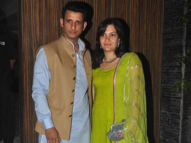 Sharman Joshi - Prerana Chopra- बॉलीवुड एक्टर शरमन जोशी ने साल 2000 में मशहूर एक्टर प्रेम चोपड़ा की बेटी प्रेरणा चोपड़ा से शादी की थी. हालांकि प्रेरणा बॉलीवुड के इतने बड़े कलाकार की बेटी हैं लेकिन इसके बाद भी प्रेरणा को ग्लैमर वर्ल्ड की चकाचौंध से दूर रहती हैं.