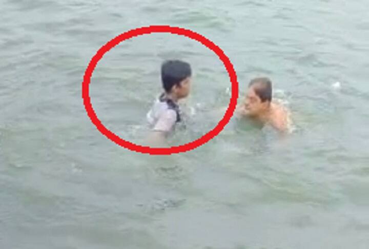 Surat : Boy collapse in river during take selfe , live rescue video viral Surat : સેલ્ફી લેવા જતાં છોકરો ખાબક્યો નદીમાં, સામે આવ્યો LIVE RESCUEનો વીડિયો