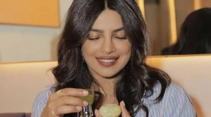 ਦੂਜੇ ਪਾਸੇ, ਉਹ ਆਪਣੇ ਦੋਸਤਾਂ ਨਾਲ ਰਾਤ ਦੇ ਖਾਣੇ ਦੀ ਮੇਜ਼ 'ਤੇ ਬੈਠੀ ਹੈ। ਪ੍ਰਿਅੰਕਾ ਲਈ ਇਹ ਪਲ ਬਹੁਤ ਖ਼ਾਸ ਰਿਹਾ।