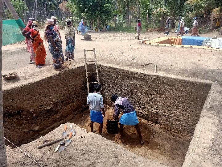 குழிகளில் மண் எடுக்கும் பணியாளர்கள்