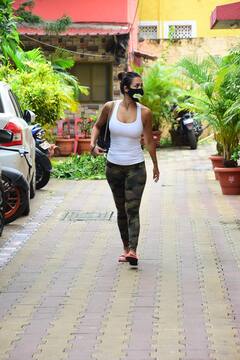Celebs Spotted: आज जिम छोड़कर योगा करने पहुंचीं Malaika Arora और Janhvi Kapoor, सामने आई हैं ये तस्वीरें