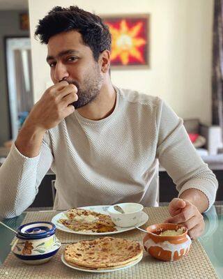 विक्की के डाइनिंग स्पेस में फ्रॉस्टेड ग्लास टेबल लगी है. इस हॉल में पिंक और ऑरेंज कलर के कुशन और एक दीवार पर सूरज की एक बोल्ड पेंटिंग लगी है.