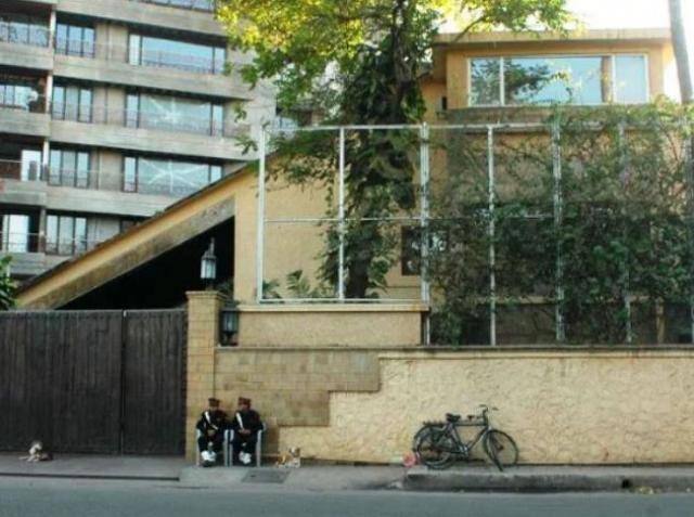 अमिताभ का पहला घर, प्रतीक्षा - हर कोई ये इस बात से वाकिफ है कि अमिताभ बच्चन का मुंबई में पहला घर प्रतीक्षा है, ये मुंबई के जुहू इलाके में है. दुनिया भर में कई संपत्तियां खरीदने के बावजूद, अमिताभ का दिल अभी भी अपने पहले घर में है और बार-बार हमने उन्हें ये कहते हुए सुना है कि प्रतीक्षा उनके दिल के सबसे करीब है क्योंकि वह वहीं पले-बढ़े हैं. बता दें कि रिपोर्ट के अनुसार, अमिताभ ने अपने माता-पिता, हरिवंश राय बच्चन और तेजी बच्चन के कमरों को इस घर में वैसे ही संरक्षित रखा है जैसे वो पहले हुआ करते थे.