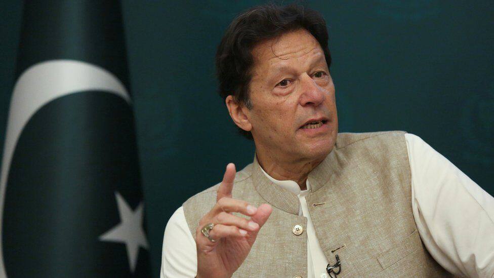 Pakistani PM Imran Khan has advised young directors not to copy Bollywood films Imran Khan on Bollywood: பாலிவுட் படங்களை காப்பி அடிக்காதீங்கப்பா... இளம் இயக்குநர்களுக்கு பாக்., பிரதமர் அட்வைஸ்..!