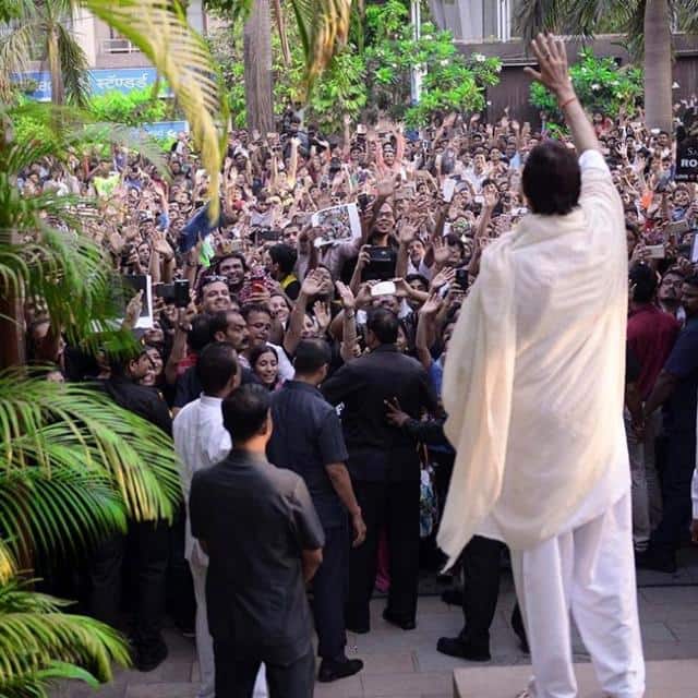 जलसा – ये घर बॉलीवुड के शहंशाह अमिताभ बच्चन के दिल के काफी करीब है. अपने इसी घर में एक पोडियम पर खड़े होकर वो अपने करोड़ों फैन्स का अभिवादन करते हैं. बता दें कि अमिताभ जया बच्चन, अभिषेक बच्चन, ऐश्वर्या राय बच्चन और आराध्या बच्चन के साथ इसी शानदार घर में रहते हैं जो हमें रॉयल्टी का अनुभव करता है.