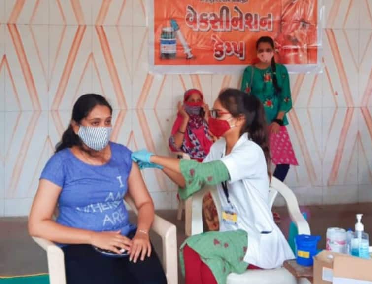 Ahmedabad Corona Vaccination Pace slows only 27 percent dose against 85 thousand COVID-19 Allocated vaccines Ahmedabad Corona Vaccination:  ગુજરાતના આ મોટા શહેરમાં રોજના 85 હજાર ડોઝની સામે માત્ર કેટલા મળી રહ્યા છે ડોઝ ? જાણીને ચોંકી જશો