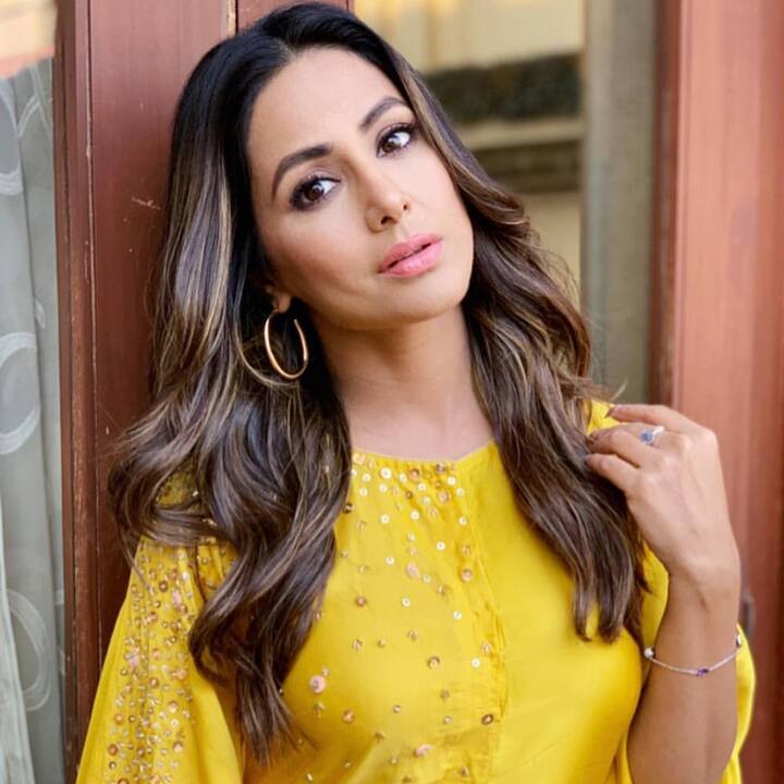 Hina Khan- टीवी शो 'ये रिश्ता क्या कहलाता है' से अपनी पहचान बनाने वाली एक्ट्रेस हिना खान ने अपनी कड़ी मेहनत से अपना नाम किया है. वैसे आपको बता दें कि हिना खान टीवी के सबसे महंगे स्टार्स की लिस्ट में शामिल हैं. मीडिया रिपोर्टस के मुताबिक हिना एक दिन के लिए 80 हजार से 1 लाख रुपये की फीस लेती हैं.