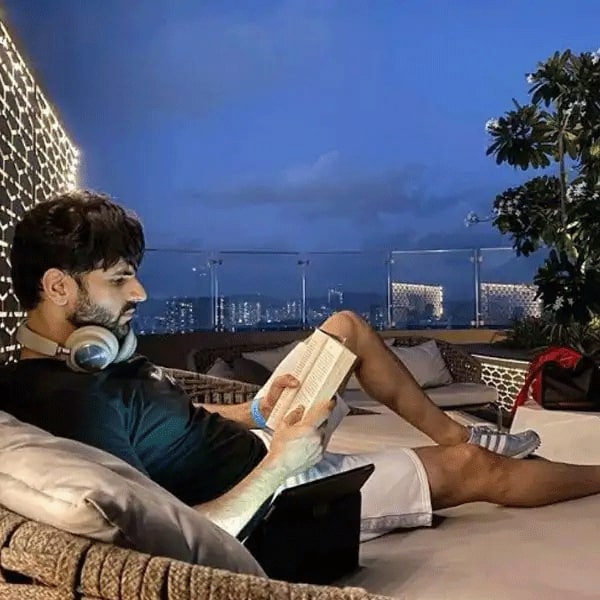 दिव्यांका एक आलीशान 3BHK फ्लैट में रहती हैं जो काफी खुला खुला है. गोरेगांव स्थित इस घर में उन्हें प्राइवेट टैरेस भी मिला है. जिस पर अक्सर दोनों खाली समय बिताते हैं. (फोटो - सोशल मीडिया)