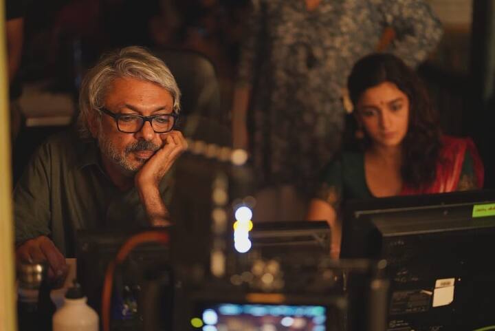 प्रसिद्ध बॉलिवूड दिग्दर्शक संजय लीला भन्साळी यांचा आगामी चित्रपट ‘गंगूबाई काठियावाडी’चित्रपटाचे शूटिंग पूर्ण झाले आहे. चित्रपटाचे शूटिंग संपल्यानंतर आलिया भट्टने चाहत्यांसाठी एक खास पोस्ट शेअर केली आहे. (Photo : @aliaabhatt instagram)