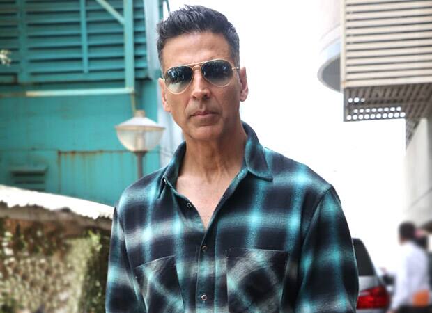 Akshay Kumar- बॉलीवुड के सबसे महंगे स्टार्स में से एक अक्षय कुमार आज भले ही हर फिल्म के लिए मोटी रकम लेते हैं लेकिन फिल्मों में आने से पहले अक्षय बैंगकॉक में शेफ की जॉब किया करते थे. वहां पर उन्हें    1500 रुपये महीना सैलरी मिलती थी.