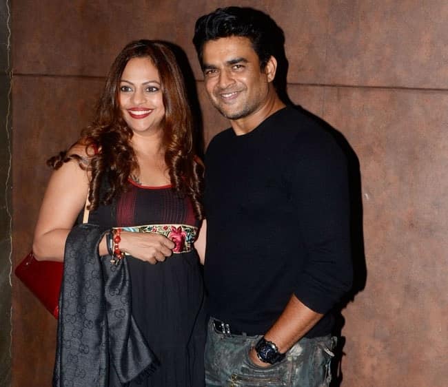 R. Madhavan- Sarita Birje- माधवन एक्टर बनने से पहले पर्सनेलिटी डेवलेपमेंट की क्लास लिया करते थे. सरिता से उनकी पहली मुलाकात उसी दौरान हुई थी. दोनों को प्यार हुआ और शादी कर ली. सरिता से शादी करने के बाद ही माधवन ने बॉलीवुड में अपने करियर की शुरुआत की थी. जहां माधवन जानें-मानें स्टार हैं तो वहीं सरिता पूरी तरह से ग्लैमर वर्ल्ड से दूर ही रहती हैं.