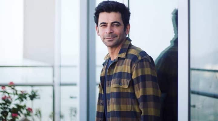 Sunil Grover-  'द कपिल शर्मा शो' में 'डॉक्टर मशहूर गुलाटी' और 'गुत्थी' का किरदार निभाकर खूब वाहवाही लूट चुके सुनील ग्रोवर भी लिस्ट का हिस्सा हैं. मीडिया रिपोर्ट्स के मुताबिक, सुनील एक दिन के लिए 10 से 12 लाख रुपये चार्ज करते हैं.