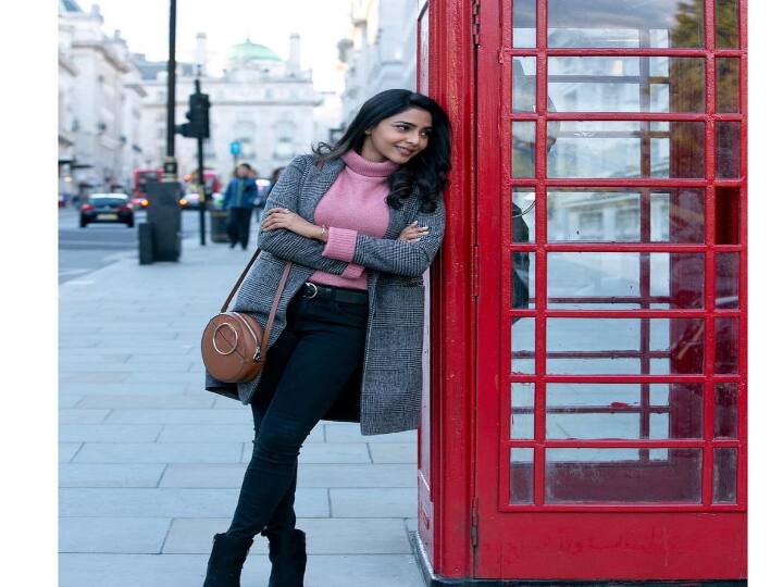 ஃப்பா ஸ்டைல்லுன்னா அவளோட ஸ்டைலுதான். அவ முன்ன அழகுல எதுவுமே பெயிலுதான்