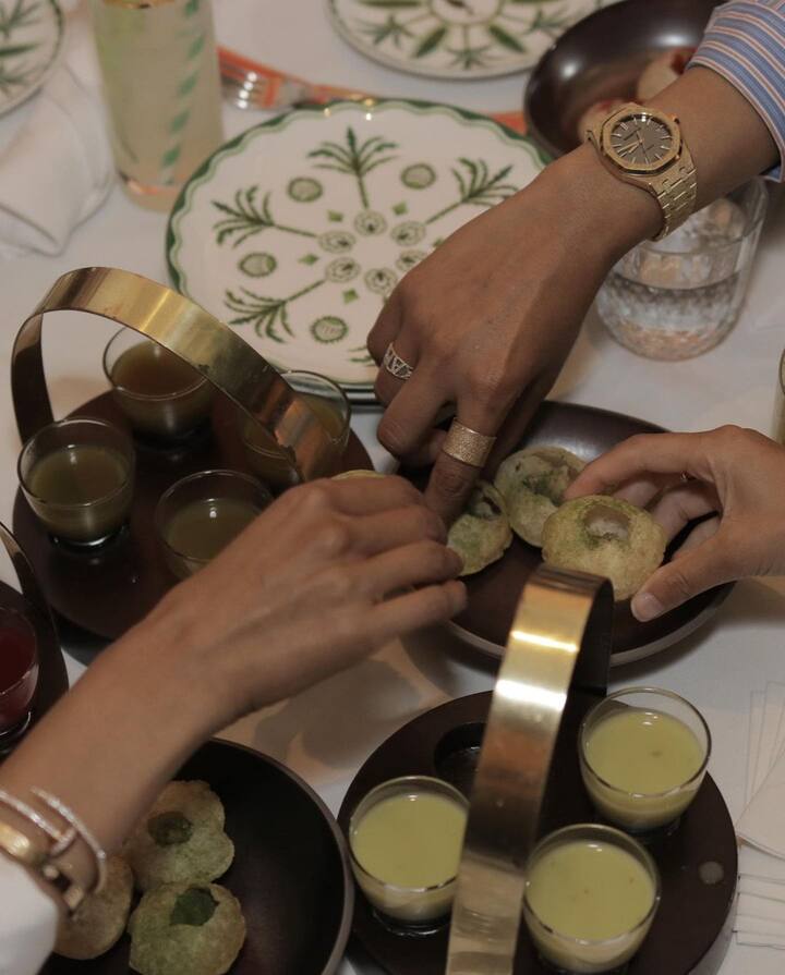 उनके रेस्टोरेंट की खासियत ये है कि यहां हर तरह का भारतीय खाना मिलता है. ये तस्वीरें देखकर फैंस के मुंह में पानी आ रहा है.