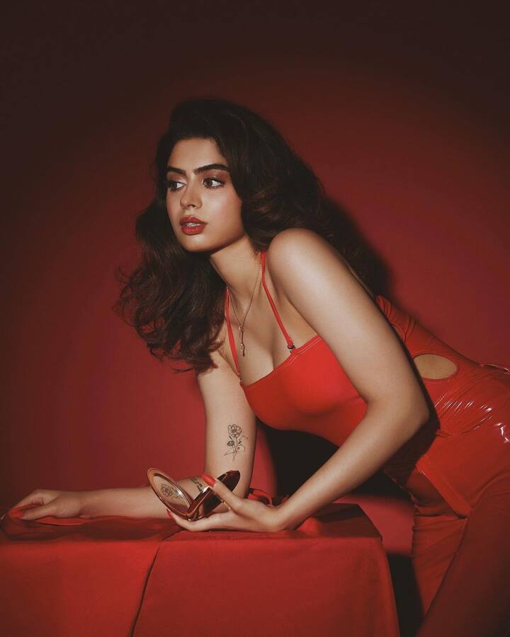 ये तस्वीरें खुशी कपूर के लेटेस्ट फोटोशूट की हैं जिनमें वो रेड halter-neck swimsuit में नज़र आ रही हैं. इन तस्वीरों में फैंस को खुशी में मां श्रीदेवी की झलक दिखी है.