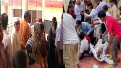 Aurangabad : औरंगाबादच्या वाळूज लसीकरण केंद्रावर गर्दी ; सोशल डिस्टन्सिंगचे तीनतेरा