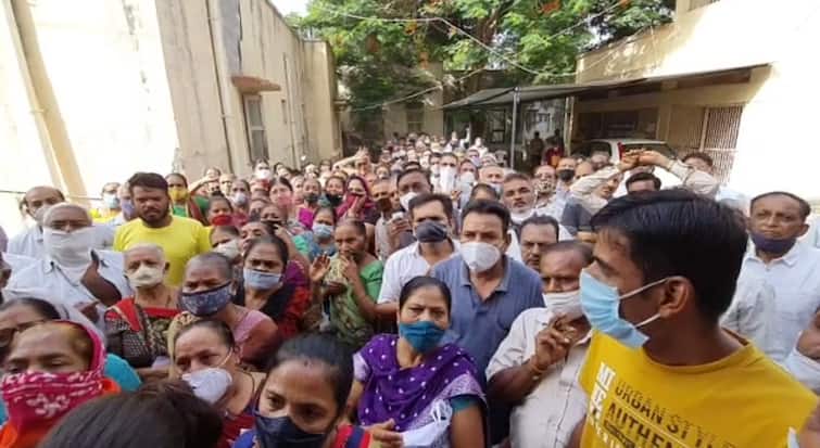 Lack of vaccine for corona virus in Ahmedabad, no vaccine found despite waiting in line for hou અમદાવાદમાં રસી માટે લોકોને રઝળપાટ, કલાકો લાઈનમાં રહ્યા છતા ન મળી રસી