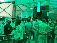 नोएडा: जिला अस्पताल में वैक्सीन की कमी पर लोगों ने किया हंगामा, पुलिस ने कराया शांत