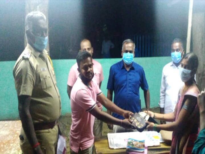 Mayiladuthurai Youngster handed over the money and jewelery lying on the road in the police சாலையில் பணத்தை தொலைத்த  தம்பதி: மீட்டுத் தந்த இளைஞர்!