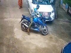 Bihar Crime: पत्नी का इलाज कराने गए पुलिस जवान की बाइक ले भागे चोर, CCTV में कैद हुई पूरी घटना
