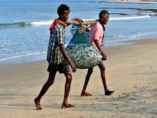 மீன்பிடி தடைகாலத்தில் படகுகளுக்கு முழு ஊரடங்கு; மீனவர்கள் கோரிக்கை !