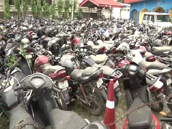 no space left for the police personnel to park their vehicles in police station dehradun uttarakhand ann ट्रैफिक ऑफिस से लेकर थानों तक में धूल फांक रहे हैं वाहन, जानें- क्यों परेशान हैं पुलिस कर्मी