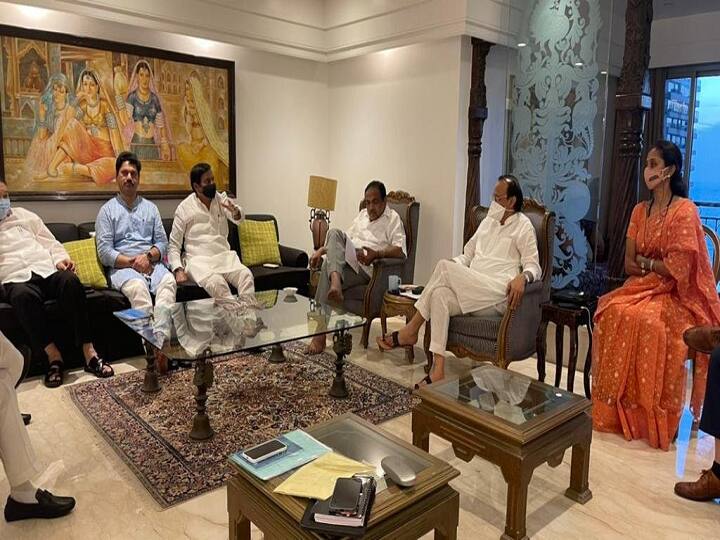 इधर प्रफुल्ल पटेल के आवास पर राष्ट्रवादी कांग्रेस पार्टी की मंगलवार की शाम को बैठक हुई. इस दौरान महाराष्ट्र के उप-मुख्यमंत्री अजित पवार, सुप्रिया सुले, छगन भुजबल और अन्य नेता मौजूद थे.