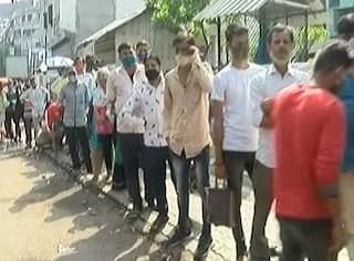Surat COVID-19 Vaccination : રસી લેવા માટે વેપારી-કામદારોએ લગાવી લાંબી લાઇનો, કાલ સુધીમાં રસી નહીં મળે તો નહીં કરી શકે ધંધા-રોજગાર