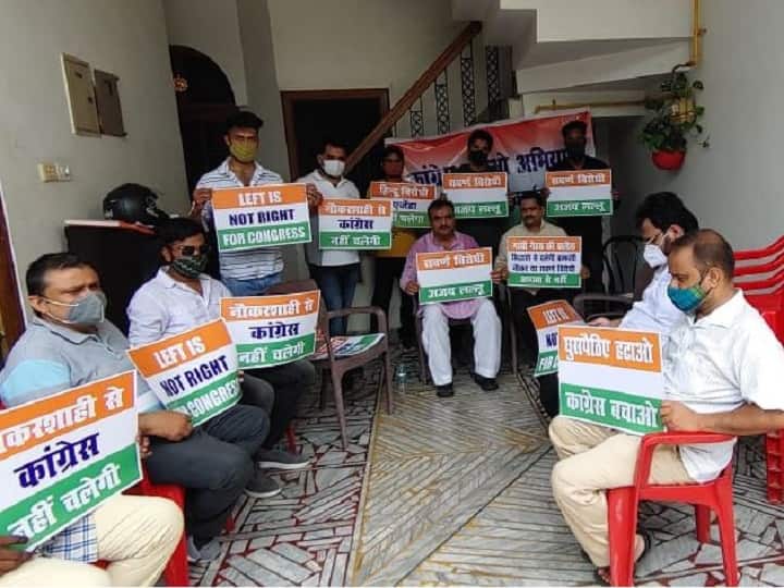 लखनऊ: धरने पर बैठे कांग्रेसी नेता, अजय लल्लू और प्रियंका गांधी के निजी सचिव संदीप सिंह को हटाने की मांग