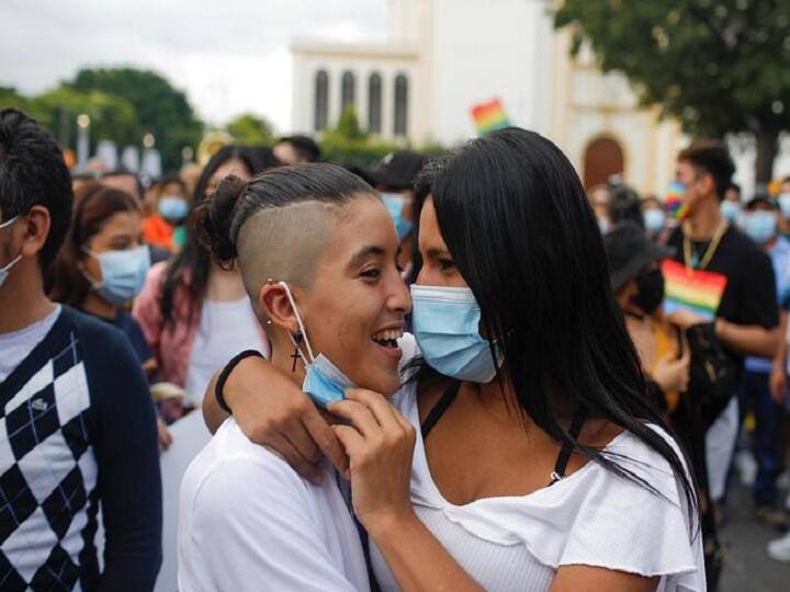 சான் சல்வடோரில் அன்பை பரிமாறிக்கொள்ளும் பெண்கள்