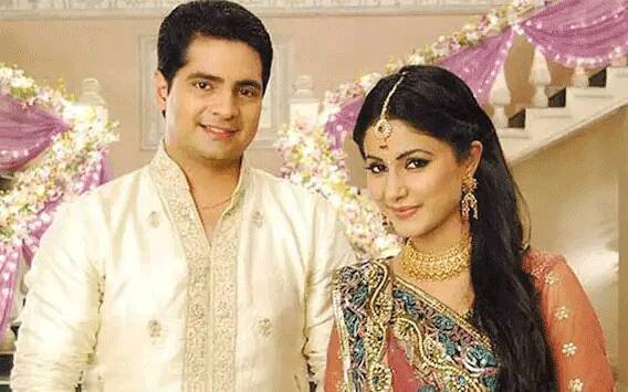 हिना खान और करण मेहरा - ये रिश्ता क्या कहलाता है के अक्षरा और नैतिक जिनकी वफादारी, प्यार और भरोसे की मिसाल रीयल लाइफ में भी हर पत्नी देती होगी. लेकिन सेट पर दोनों के बीच रिश्ता कुछ खास ठीक नहीं था. मीडिया रिपोर्ट्स की माने तो दोनों एक दूसरे से केवल अपने शूट के दौरान ही बात करते थे और जैसे ही शूट हो जाता था तो इनके रास्ते पूरी तरह अलग हो जाते थे. (फोटो - सोशल मीडिया)