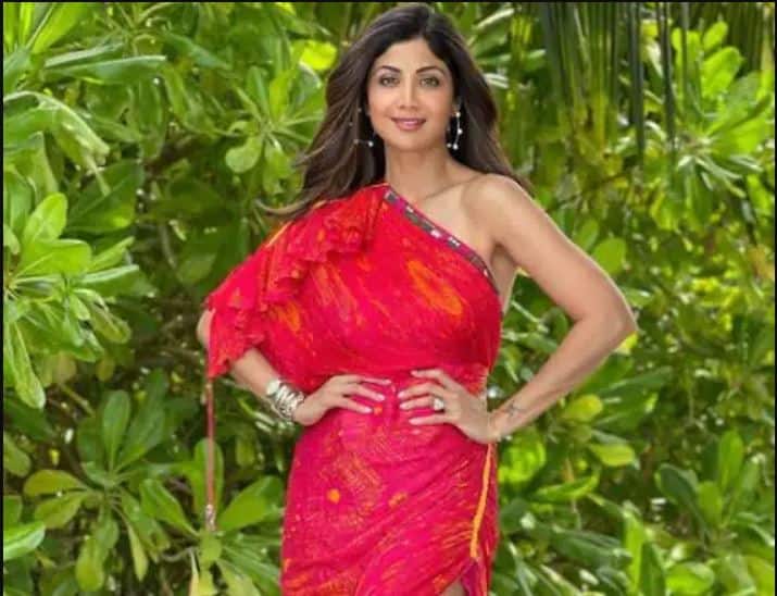 ਸ਼ਿਲਪਾ ਸ਼ੈੱਟੀ- ਖੂਬਸੂਰਤ ਅਦਾਕਾਰਾ ਸ਼ਿਲਪਾ ਸ਼ੈੱਟੀ ਦਾ ਨਾਮ ਇਸ ਸੂਚੀ ਵਿਚ ਹੋਣਾ ਹੀ ਸੀ। ਇਹ ਅਜਿਹੀਆਂ ਅਭਿਨੇਤਰੀਆਂ ਹਨ ਜੋ ਸਮੇਂ ਦੇ ਨਾਲ ਜਵਾਨ ਹੋ ਰਹੀਆਂ ਹਨ। ਵੈਸੇ, ਤੁਸੀਂ ਇਹ ਜਾਣ ਕੇ ਹੈਰਾਨ ਹੋਵੋਗੇ ਕਿ ਸ਼ਿਲਪਾ 46 ਸਾਲਾਂ ਦੀ ਹੈ।