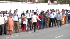 Maharashtra : Mumbai के Bus Stops पर हो रहा है कोरोना नियमों का उल्लंघन...देखें Ground Report