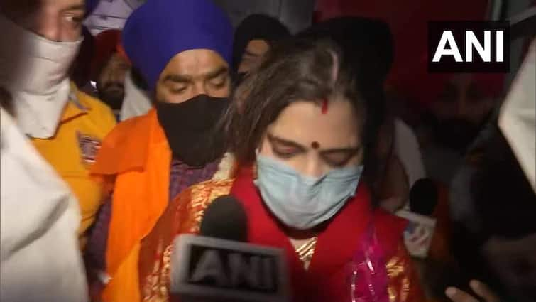 Conversion case, Manmeet Kaur from Srinagar, who was forcefully converted but she has regained her freedom. She has come to Delhi ਧਰਮ ਪਰਿਵਰਤਨ ਮਾਮਲਾ: ਇਕ ਲੜਕੀ ਦੀ ਹੋਈ ਘਰ ਵਾਪਸੀ, ਪਹੁੰਚੀ ਦਿੱਲੀ