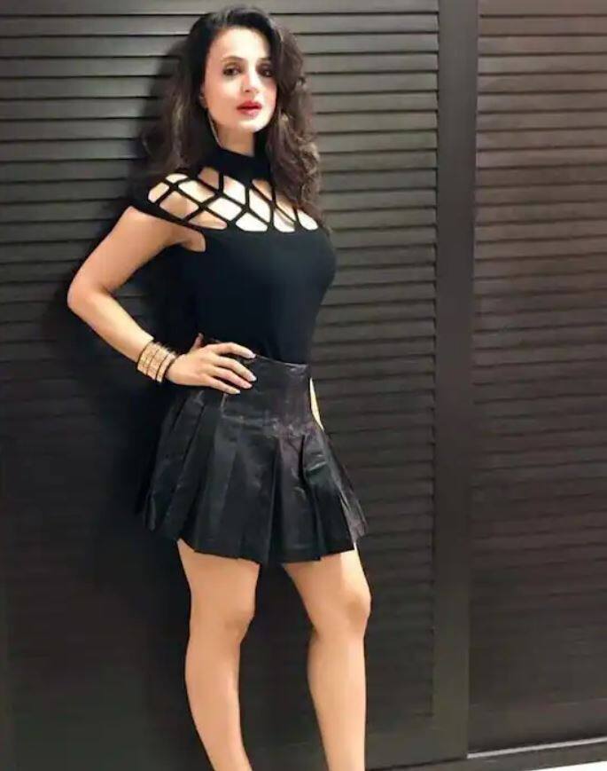 ਅਮੀਸ਼ਾ ਪਟੇਲ- ਆਪਣੀ ਪਹਿਲੀ ਫਿਲਮ ''ਕਹੋ ਨਾ ਪਿਆਰ ਹੈ'' ਨਾਲ ਲੋਕਾਂ ਦੇ ਦਿਲਾਂ 'ਤੇ ਰਾਜ ਕਰਨ ਵਾਲੀ ਅਮੀਸ਼ਾ ਪਟੇਲ 45 ਸਾਲ ਦੀ ਉਮਰ ਨੂੰ ਪਾਰ ਕਰ ਚੁੱਕੀ ਹੈ, ਪਰ ਉਸ ਦੀ ਫਿੱਟਨੈੱਸ ਅਤੇ ਖੂਬਸੂਰਤੀ ਅਜੇ ਵੀ 30 ਸਾਲਾਂ ਦੀ ਲੜਕੀ ਵਰਗੀ ਹੈ।