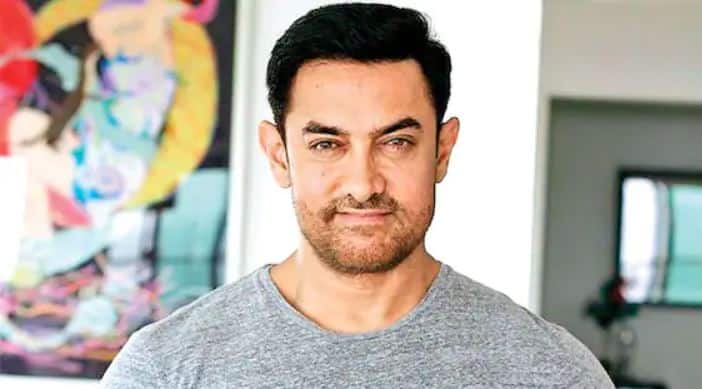 Aamir Khan- ਸੁਪਰਸਟਾਰ ਆਮਿਰ ਖਾਨ, ਜਿਸ ਨੂੰ ਬਾਲੀਵੁੱਡ ਦਾ ਮਿਸਟਰ ਪਰਫੈਕਸ਼ਨਿਸਟ ਕਿਹਾ ਜਾਂਦਾ ਹੈ, ਨੇ ਫਿਲਮ ਕਿਆਮਤ ਸੇ ਕਿਆਮਤ ਤਕ ਲਈ ਆਪਣੇ ਕੈਰੀਅਰ ਦੀ ਸ਼ੁਰੂਆਤ ਕੀਤੀ, ਆਮਿਰ ਨੂੰ ਸਾਈਨਿੰਗ ਰਕਮ ਵਜੋਂ 11,000 ਰੁਪਏ ਮਿਲੇ।