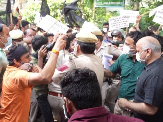 दिल्ली: BJP कार्यकर्ताओं ने किया मनीष सिसोदिया का घेराव, उप-मुख्यमंत्री ने लगाया स्कूल में तोड़फोड़ का आरोप दिल्ली: BJP कार्यकर्ताओं ने किया मनीष सिसोदिया का घेराव, उप-मुख्यमंत्री ने लगाया स्कूल में तोड़फोड़ का आरोप