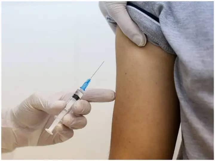 corona vaccination fact check, government inserting chip in human body through covid vaccine Fact Check : लसीकरणाच्या नावाने लोकांच्या शरीरात मायक्रोचीप बसवली जातेय?