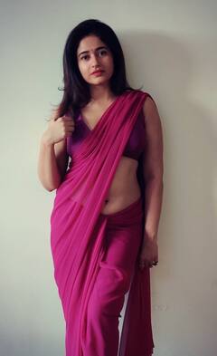 Actress Poonam Bajwa: கெஞ்சும் என்னை மிஞ்சலாமா... ரோஸ் புடவையில் பூனம் பஜ்வா...!