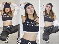 Hina Khan Flaunts Her Toned Abs In A Monochrome Tracksuit; See Pics