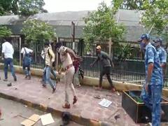 बिहार: शिक्षा मंत्री के आवास का घेराव कर रहे STET अभ्यर्थियों पर पुलिस ने किया लाठीचार्ज, मची अफरातफरी