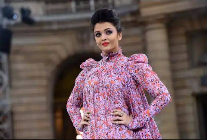 ਐਸ਼ਵਰਿਆ ਰਾਏ ਬੱਚਨ- ਐਸ਼ਵਰਿਆ ਰਾਏ ਦੀ ਖੂਬਸੂਰਤੀ ਲਈ ਲੱਖਾਂ ਲੋਕ ਪਾਗਲ ਹਨ। ਐਸ਼ਵਰਿਆ 47 ਸਾਲ ਦੀ ਹੈ ਅਤੇ 9 ਸਾਲ ਦੀ ਬੇਟੀ ਦੀ ਮਾਂ ਵੀ ਹੈ। ਪਰ ਉਸ ਨੂੰ ਵੇਖ ਕੇ ਕੋਈ ਨਹੀਂ ਕਹਿ ਸਕਦਾ ਕਿ ਸਿਰਫ 3 ਸਾਲਾਂ ਬਾਅਦ ਉਹ 50 ਸਾਲਾਂ ਦੀ ਹੋਵੇਗੀ।