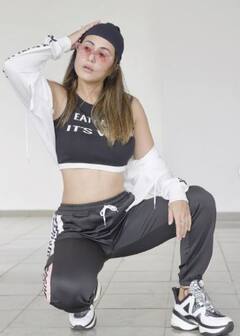 Hina Khan Flaunts Her Toned Abs In A Monochrome Tracksuit; See Pics