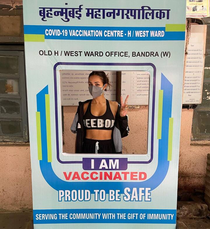 मलाइका अरोड़ा ने मुंबई के बांद्रा स्थित एक वैक्सीन सेंटर में वैक्सीन लगवाई है. उन्होंने वैक्सीन लगवाने के बाद विक्ट्री साइन भी दिखाया है.