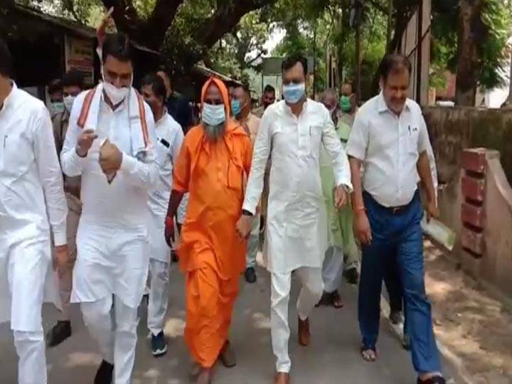 SP Candidate for district Panchayat election came back to BJP in Pilibhit Uttar Pradesh पीलीभीत में बीजेपी की 'सर्जिकल स्ट्राइक', सपा के उम्मीदवार ने पर्चा वापस लिया, बीजेपी में की वापसी