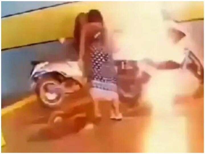 Woman set fire to ex boyfriends bike worth 23 lakhs प्रेमी को इनकार पड़ा भारी, बदला लेने के लिए प्रेमिका ने फूंक दी 23 लाख की सुपरबाइक