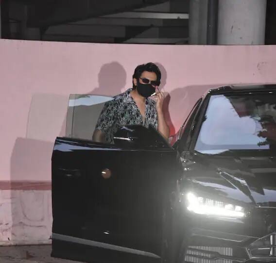 काल (सोमवारी) कार्तिक आर्यन मुंबईमध्ये प्रसिद्ध चित्रपट निर्माते संजय लीला भंसाळी यांच्या ऑफिसबाहेर दिसून आला. आपल्या ब्लॅक Lamborghini मधून कार्तिक आर्यन संजय लीला भंसाळी यांच्या ऑफिसमध्ये पोहोचला. कार्तिकची ही गाडी जवळपास 4.5 कोटी रुपयांची आहे. याच वर्षी एप्रिलमध्ये कार्तिकनं ही कार खरेदी केली आहे.