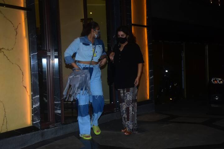 बॉलीवुड सितारे अब काम को लेकर घर से निकलने लगे हैं. कल मुंबई में अभिनेत्री हुमा कुरैशी और फराह खान नज़र आई. देखें तस्वीरें